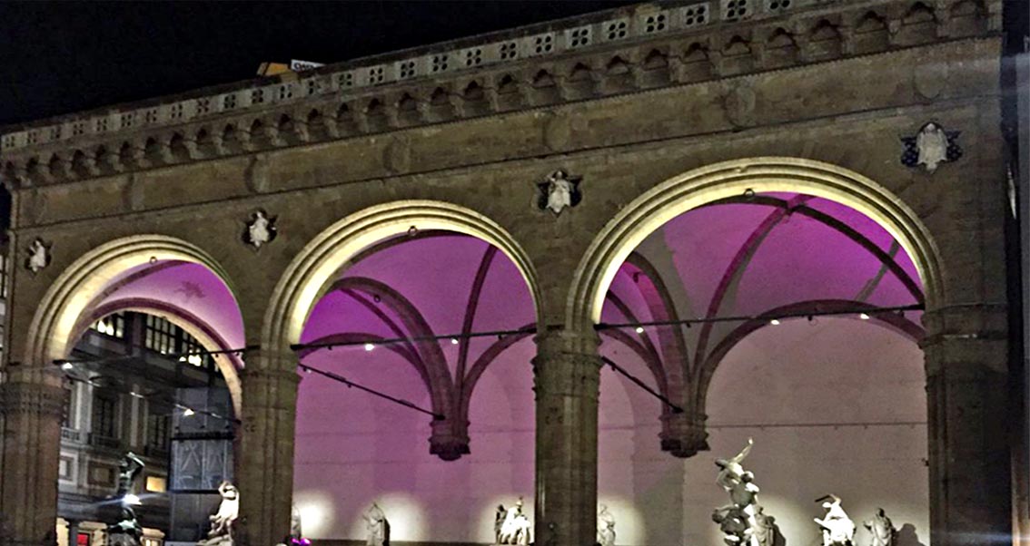 Stasera Loggia Dei Lanzi Illuminata Di Viola Www Controradio It