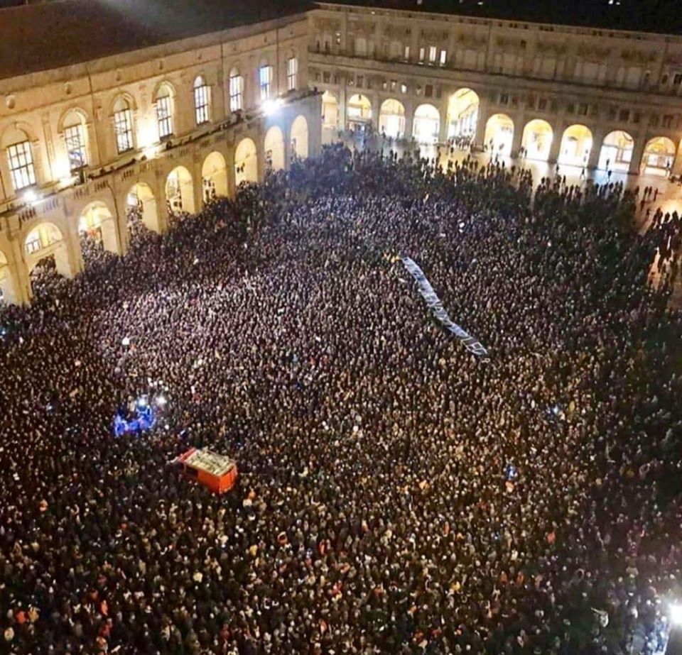 La manifestazione delle 'sardine' di Bologna