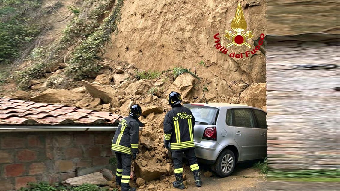 Siena, si è verificata una frana proprio tra alcune case, a causa delle ingenti piogge di questa mattina infatti, è venuto giù un pezzo di tufo dalla parete che sovrastava alcune abitazioni in via esterna Fontebranda. A causa della frana, cinque le famiglie, per un totale di otto persone, sono state evacuate in via precauzionale. Sul posto vigili del fuoco, polizia municipale e tecnici del Comune che stanno lavorando per la messa in sicurezza dell'area. Presenti anche il sindaco Luigi De Mossi insieme all'assessore alla Protezione civile Sara Pugliese. Per le otto persone evacuate l'amministrazione comunale ha trovato una sistemazione provvisoria in un albergo nelle vicinanze delle abitazioni minacciate dalla frana.