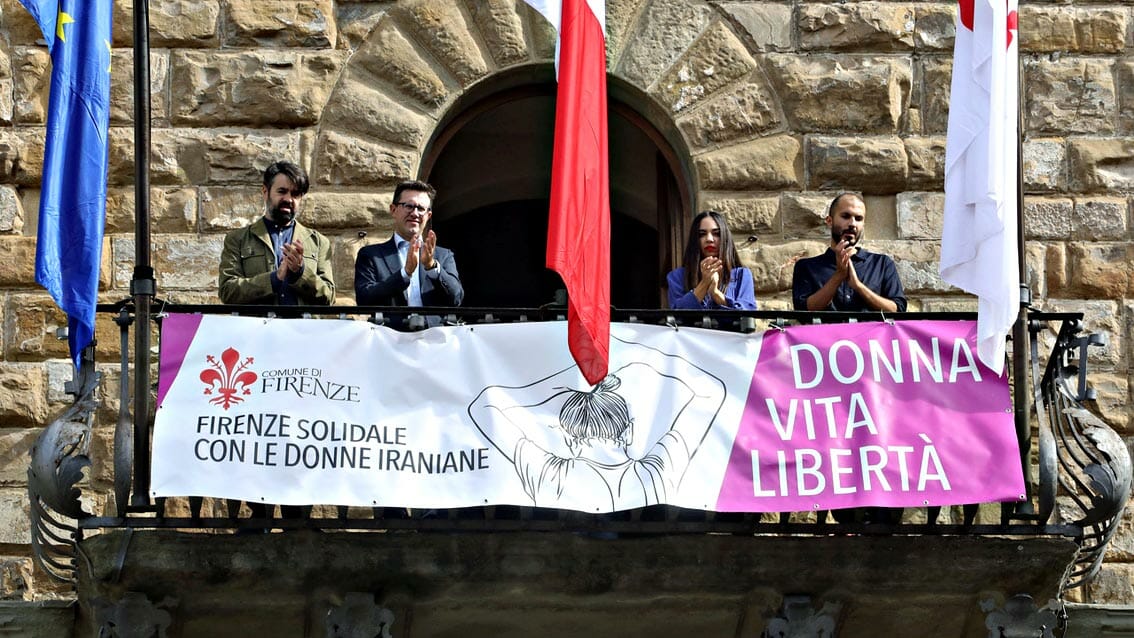 Striscione donne iraniane