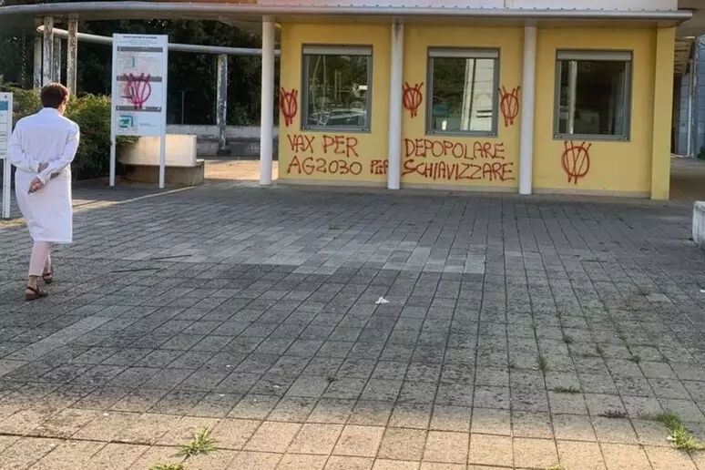 Scritte no vax al centro sanitario di Capannori, imbrattati muri e auto