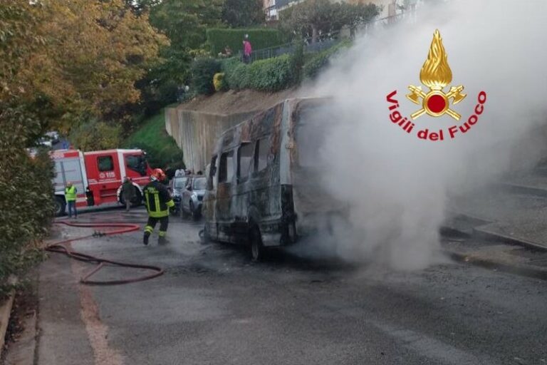 Scuolabus in fiamme, dieci bambini messi in salvo a Bagno a Ripoli