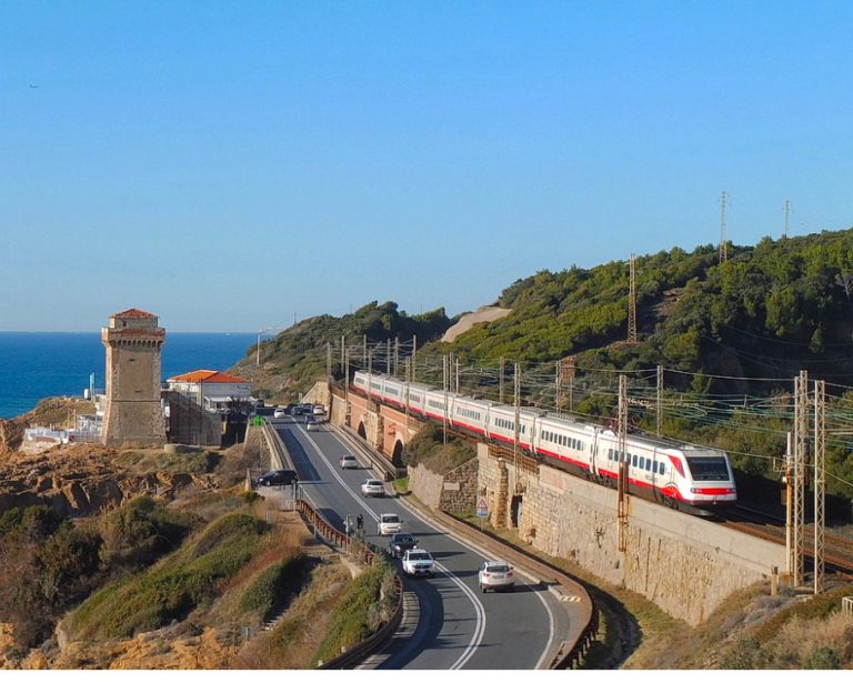 Treno merci investe un uomo sui binari