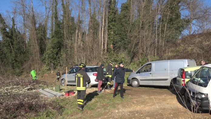 Operaio al lavoro in strada muore travolto da un albero a Pescia