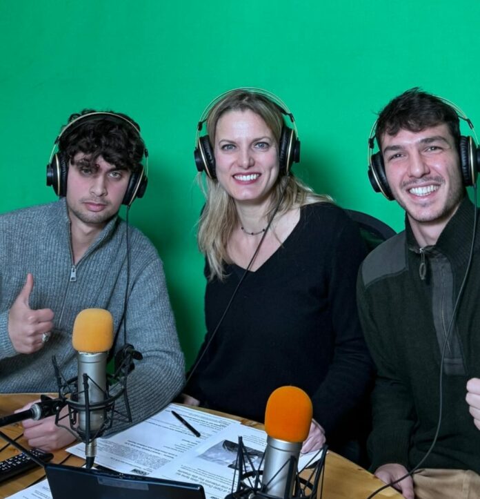 da sinistra Leonardo Margarito, Chiara Brilli e Dario Dondoli negli studi di Controradio