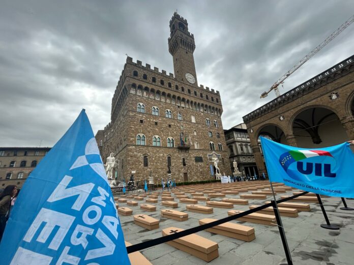 200 bare di cartone di fronte Palazzo Vecchio per le vittime sul lavoro in Toscana